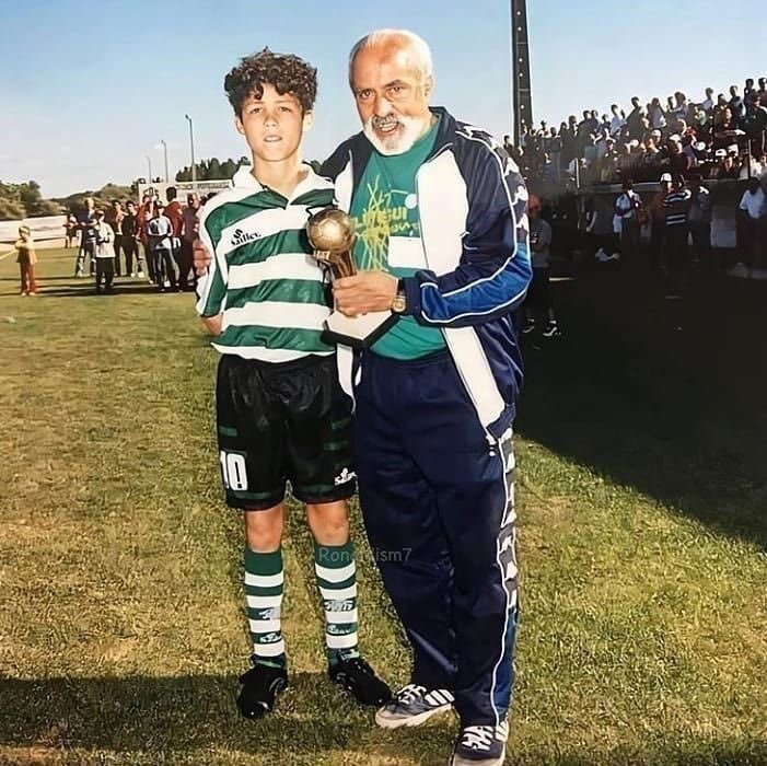 tweetcunha's tweet photo. Cristiano Ronaldo with his coach in 1993 after winning sporting academy player of the year award❤️🇵🇹🐐 https://t.co/UaRrYp2TmQ