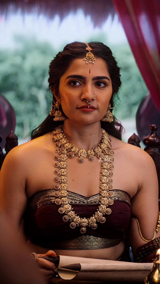 StarGalaxyHQ's tweet photo. A queenly aura carved in gold and courage.

In Frame :: Rukmini Vasanth https://t.co/ok8oGTjMbA
