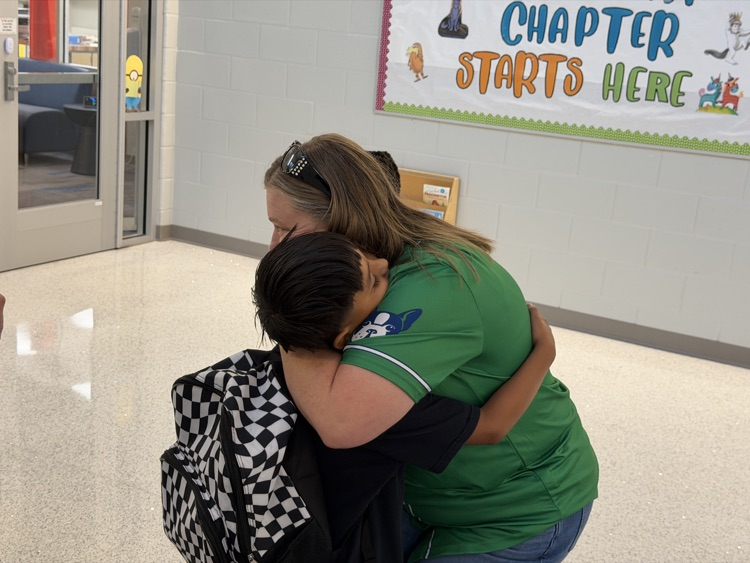 SpartanburgD5's tweet photo. #FirstDayInD5 at Tyger River Elementary! 💙💚 We love seeing all these smiling faces! 🥰 #WeAreD5 https://t.co/cyWc5gWD8R
