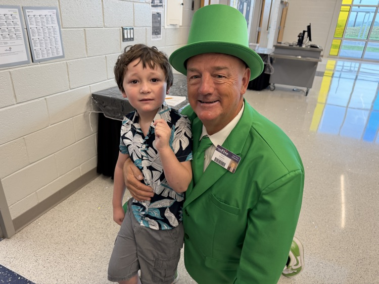 SpartanburgD5's tweet photo. #FirstDayInD5 at Tyger River Elementary! 💙💚 We love seeing all these smiling faces! 🥰 #WeAreD5 https://t.co/cyWc5gWD8R