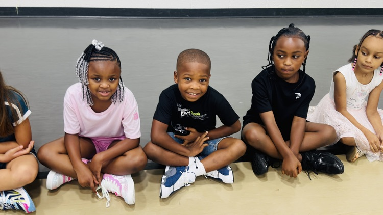 SpartanburgD5's tweet photo. #FirstDayInD5 at Tyger River Elementary! 💙💚 We love seeing all these smiling faces! 🥰 #WeAreD5 https://t.co/cyWc5gWD8R