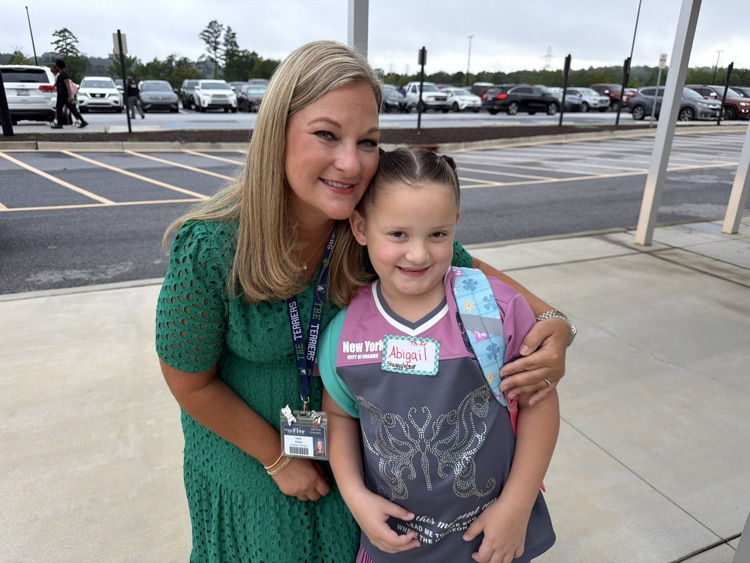 SpartanburgD5's tweet photo. #FirstDayInD5 at Tyger River Elementary! 💙💚 We love seeing all these smiling faces! 🥰 #WeAreD5 https://t.co/cyWc5gWD8R