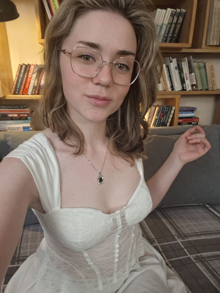 SixNineStBest's tweet photo. Intellect and passion in one bottle. My premium store is open for you 📚🔥 #SinParty #premium #sensualgirl #pretty @camangelspromo @robcams @MyFriendonCam @VxArc https://t.co/uI5vfaBxsM