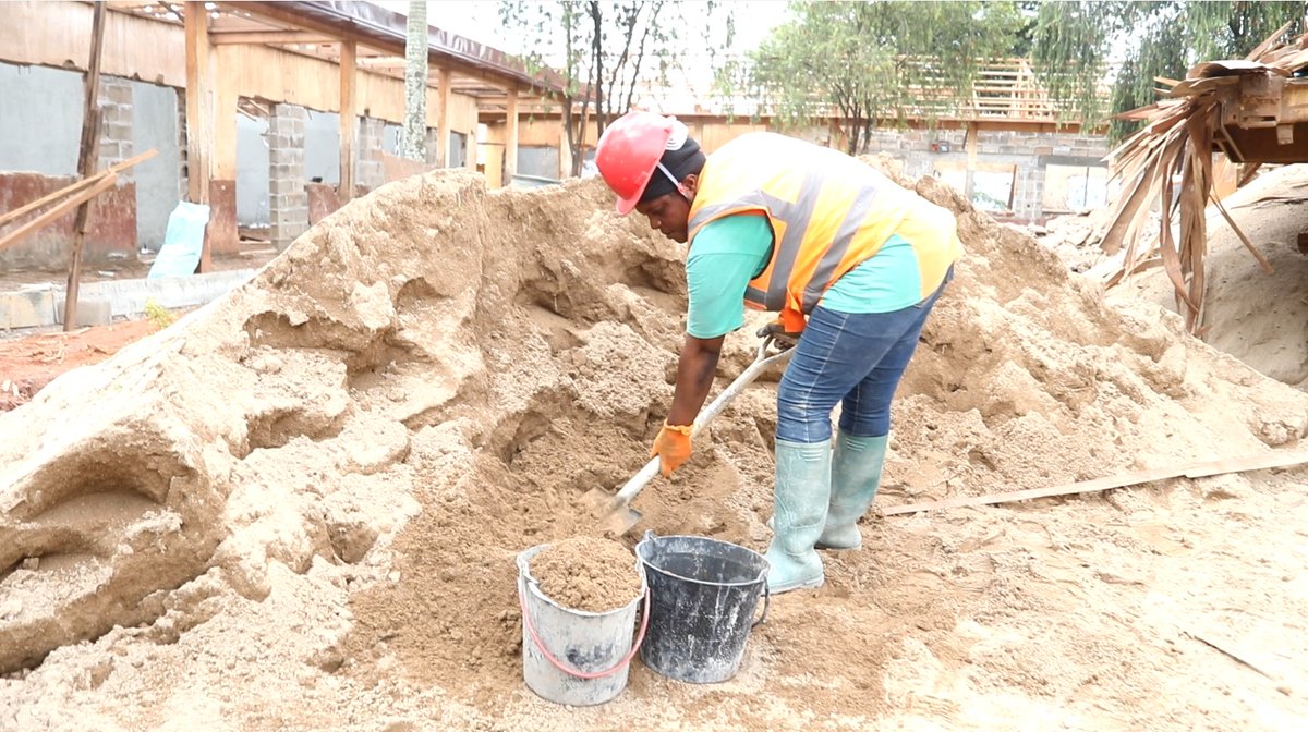 PNUDCameroun's tweet photo. #PPRD-NW/SW: Women are not just part of the recovery, they are building it.

Across the #NW/SWRegions of 🇨🇲, women are rolling up their sleeves and working alongside men to rebuild schools, health centres, water systems and other essential infrastructure under the #PPRD-NW/SW.

They are breaking barriers, challenging stereotypes and proving that rebuilding communities is a shared responsibility. Every structure completed reflects their skill, dedication and resilience.

Their work is doing more than restoring infrastructure, it is creating stronger, more inclusive and more resilient communities, where women are recognized not just as beneficiaries, but as builders, leaders and drivers of recovery.