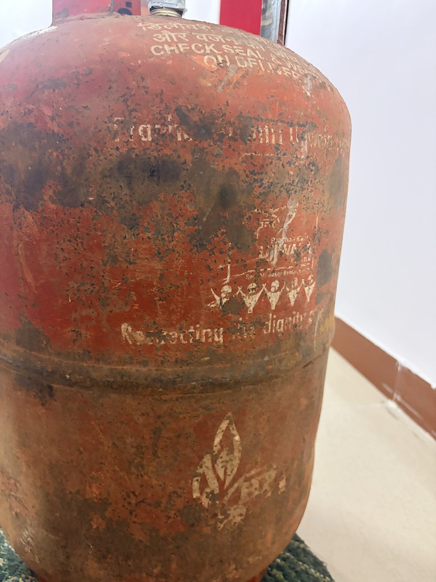 _ankitagrawal_'s tweet photo. Hey @HPCL,
Since when are you using Indane seal on HP Gas Cylinder (check the images). You always advertise about the cylinder safety but deliver rusted and very old cylinder which may cause accidents. https://t.co/aReLARJAPn