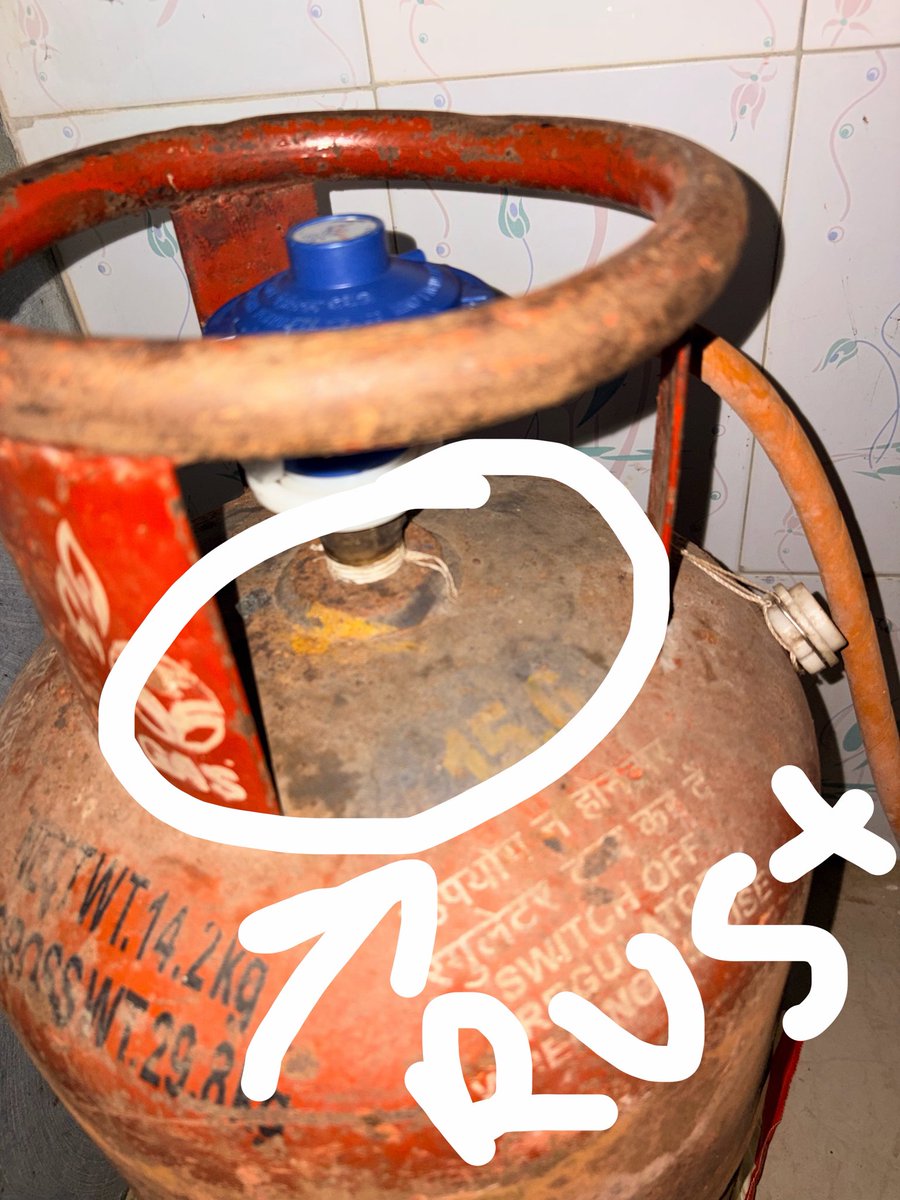_ankitagrawal_'s tweet photo. Hey @HPCL,
Since when are you using Indane seal on HP Gas Cylinder (check the images). You always advertise about the cylinder safety but deliver rusted and very old cylinder which may cause accidents. https://t.co/aReLARJAPn