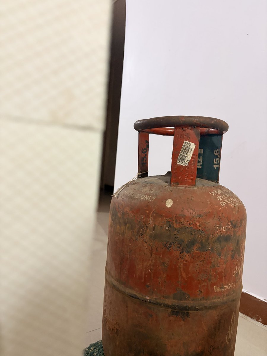 _ankitagrawal_'s tweet photo. Hey @HPCL,
Since when are you using Indane seal on HP Gas Cylinder (check the images). You always advertise about the cylinder safety but deliver rusted and very old cylinder which may cause accidents. https://t.co/aReLARJAPn