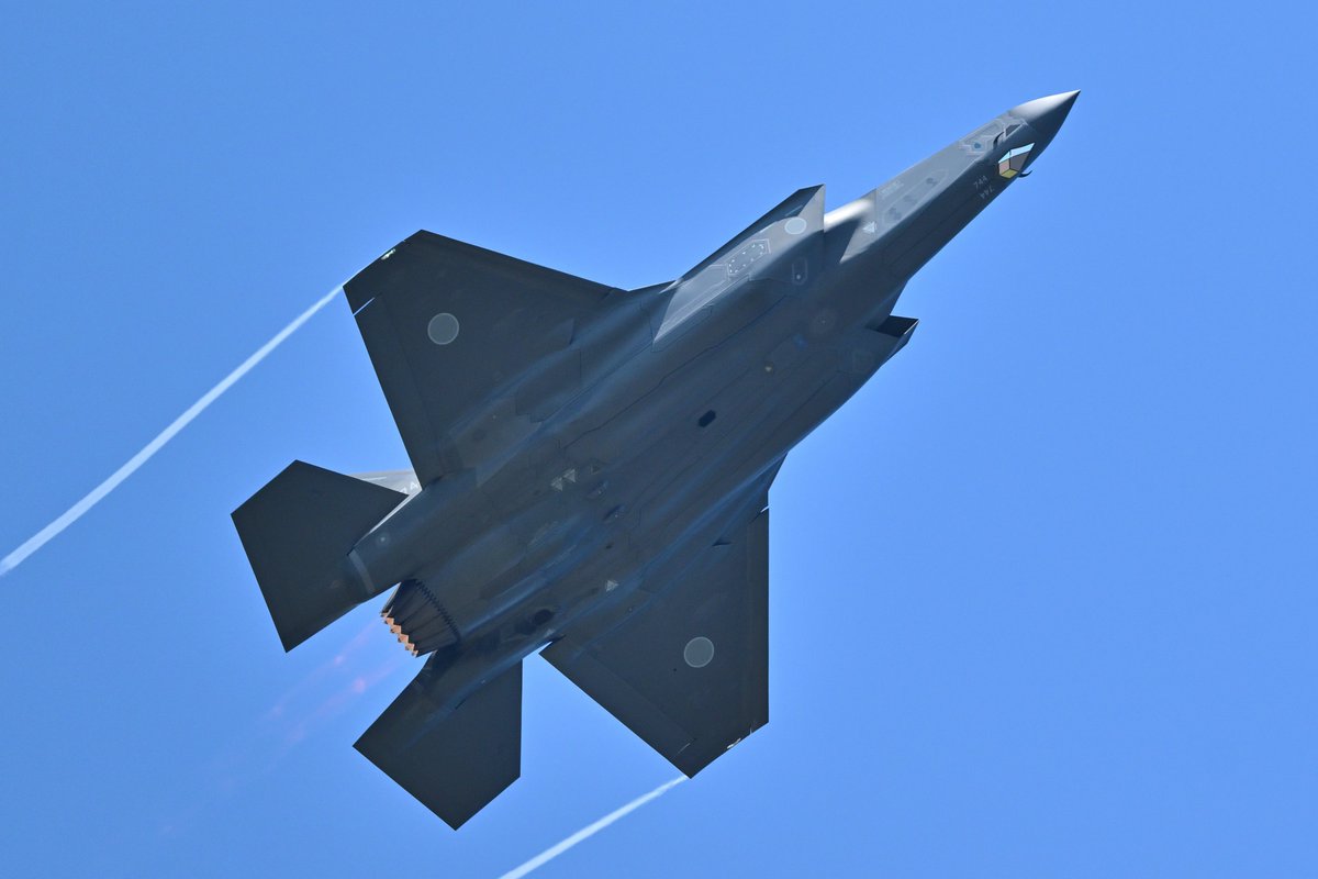 airbase111's tweet photo. 今日の小松
　303SQ   F-35A
    澄みきった 夏空に向かって ハイレートクライム 　4機
#小松基地 https://t.co/3fC5c9CWS3