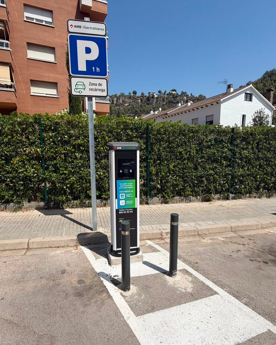 Mobilitat_AMB's tweet photo. 🔌 Ampliem la xarxa d’electrolineres de l’àrea metropolitana!

📍 Entra en servei una nova electrolinera de recàrrega semiràpida a Cervelló, situada a la plaça del Puigmajor amb el carrer d’Alfàbia. @cervelloaj  

📲 Descarrega't l'app AMB Electrolineres, registra’t, connecta el vehicle i carrega’l!

#AMBMobilitat #Electrolineres #MobilitatSostenible #VehicleElèctric #MobilitatMetropolitana