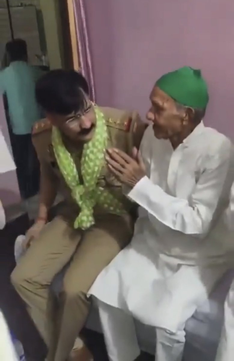 azizkavish's tweet photo. यह जांबाज पुलिस ऑफिसर सुधीर पवार है

संभल में बजरंग दल और विश्व हिंदू परिषद के गुंडों ने  पप्पू यादव का पुतला जलाया । हंगामा करता देख शहर कोतवाल सुधीर पवार ने इन गुंडो को हिरासत में लेकर पुलिस की गाड़ी में बैठा दिया।
बस फिर क्या था इन्होंने हंगामा शुरू कर दिया,  किसी तरह प्रशासन ने मामले को शांत कराया

दूसरे दिन चेहल्लुम में सुधीर पवार ने एक बुजुर्ग मौलाना का पैर छू लिया, उनसे दुआएं ले लिया। 

बजरंग दल और विश्व हिंदू परिषद के लोग खुन्नस खाए बैठे थे लिहाज़ा  धर्म से जोड़कर इस बात को मुद्दा बना दिया और इतना बवाल किया कि संभल एसपी ने सुधीर पवार का ट्रांसफर कर दिया