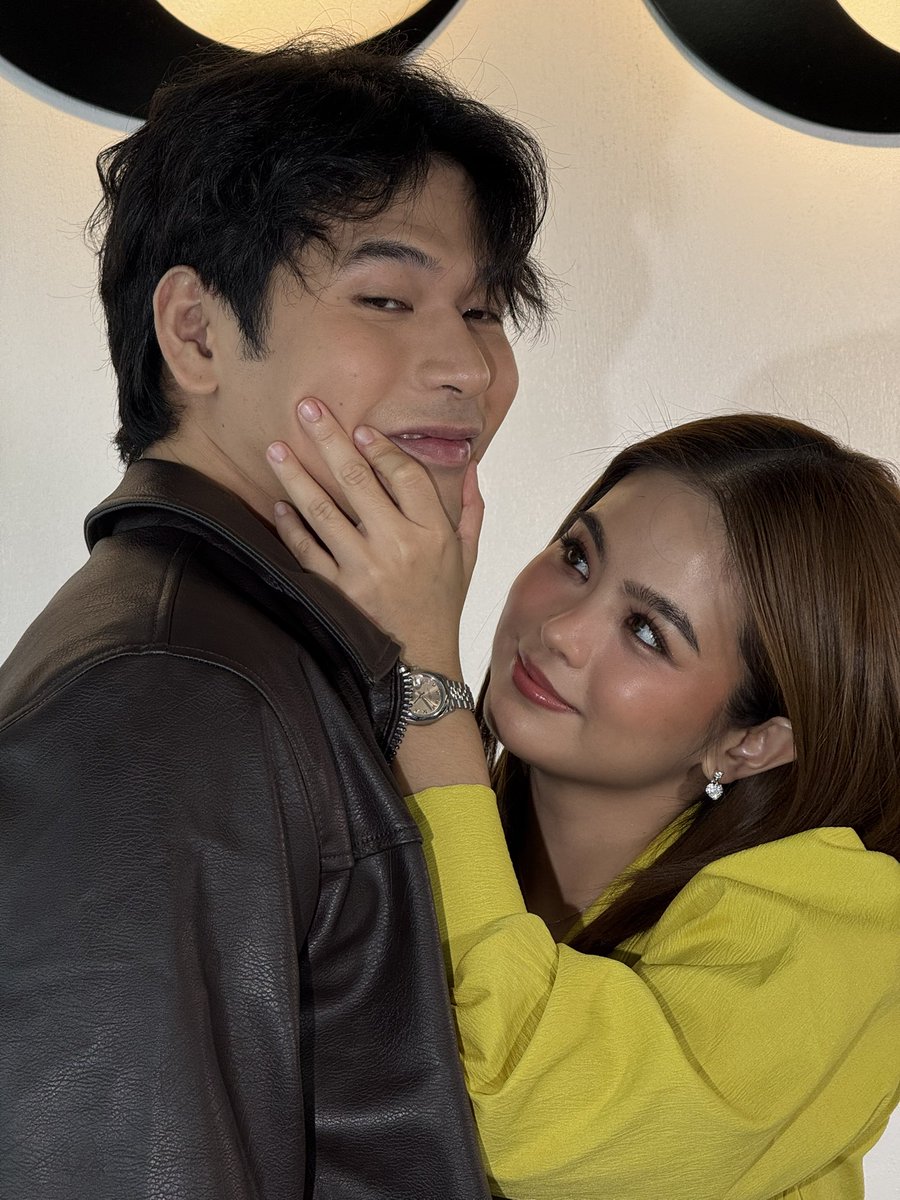 VivaOnePH's tweet photo. Sorry na kung binibitin ko kayo with these,,, gumagalaw naman next? Yes?

LOVE U LOTS EPISODE 3 coming this 12MN exclusively on #VivaOne! https://t.co/O2ZCCeJ3Nk

#LULPaintMeCloser
#LoveULots
#LUL
#WilBea https://t.co/fcoJhlQR7e