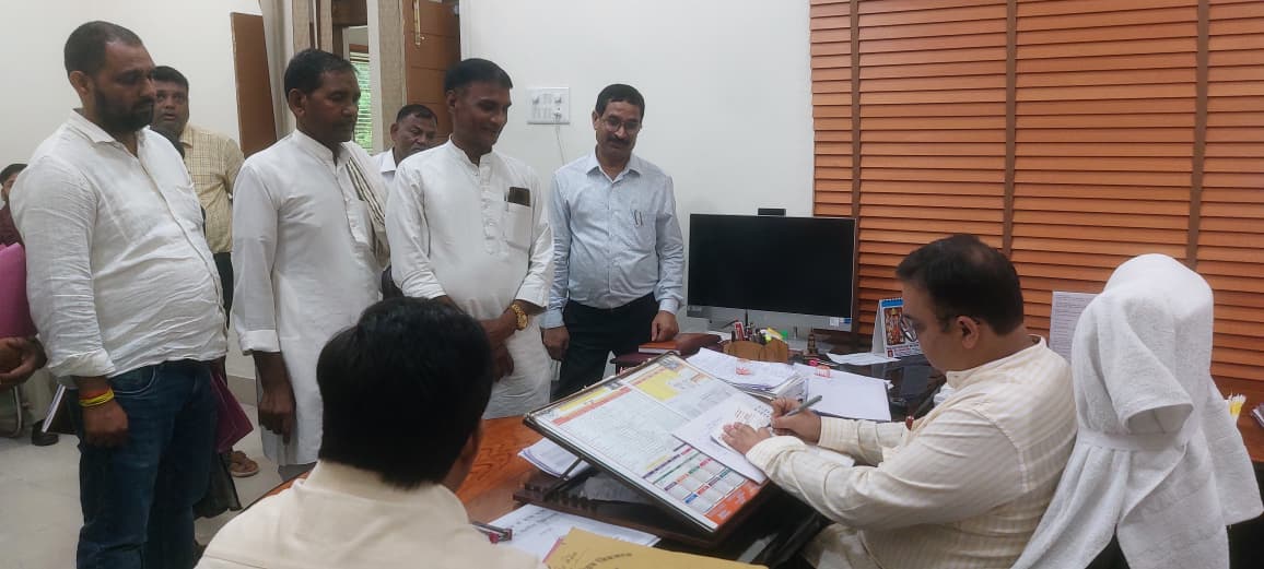 DMBahraich's tweet photo. जनता दर्शन के दौरान जन समस्याओं की सुनवाई करते हुये जिला अधिकारी अक्षय त्रिपाठी। @CMOfficeUP @ChiefSecyUP @UPGovt @InfoDeptUP https://t.co/rCkmdrvj0e