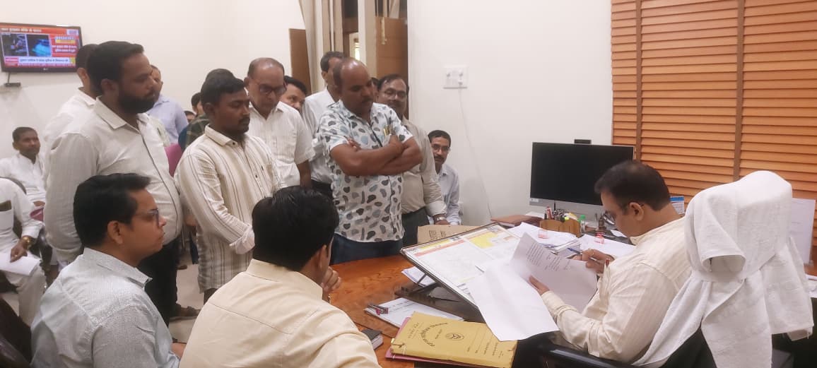 DMBahraich's tweet photo. जनता दर्शन के दौरान जन समस्याओं की सुनवाई करते हुये जिला अधिकारी अक्षय त्रिपाठी। @CMOfficeUP @ChiefSecyUP @UPGovt @InfoDeptUP https://t.co/rCkmdrvj0e