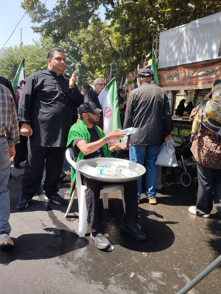 saba_kh990's tweet photo. هر لیوان آب و هر لقمه نذری، روایتِ ارادتی است که به نام حسین(ع) تقدیم زائران می‌شود.

#جاماندگان_اربعین https://t.co/Phrerms9Du
