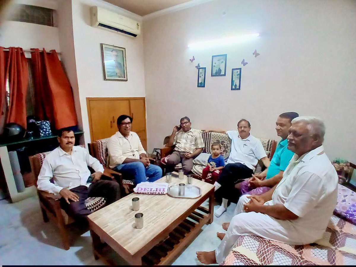 KumarSudeshArya's tweet photo. संत शिरोमणि गुरु रविदास महाराज जी के तुगलकाबाद धाम दिल्ली में दर्शन करने पहुँचे, प्रदेश प्रभारी श्री Sudesh Kumar Arya , दिल्ली प्रदेश अध्यक्ष श्री Rajesh Tanwar Bsp जी, दिल्ली प्रदेश महासचिव श्री उतिलराम आज़ाद जी व संघर्ष शील जिला अध्यक्ष एड. गुरु दयाल गौतम जी एवं जिला महासचिव श्री रवि कुशल जी.

साथियों यह वही मन्दिर जिसे पिछली आम आदमी पार्टी सरकार और बीजेपी के आपसी सहमति से सुप्रीम कोर्ट की आड में ध्वस्त कर दिया था जिस पर आंदोलन कर बीएसपी के लोगो ने दिल्ली में सरकार को झुकाया था जिसकी बदौलत कुछ ज़मीं संत शिरोमणि गुरु रविदास जी के मंदिर परिषर के लिए दी गई है लेकिन शासन प्रशासन ने अभी तक कोई भी सुध नहीं ली इसके निर्माण के लिए... दुर्भाग्य है की हमारे वास्तविक महापुरुषों संतों को सम्मान देने में सरकारें, और समाज नाकाम रहा है. 
तुगलकाबाद गांव के मिशनरी साथी व रविदास जी के भक्त श्री रिषीपाल प्रेमी जी से मंदिर व्यवस्था पर लम्बी चर्चा हुई. 
गुरु रविदास जी का पवित्र स्थान को वर्तमान सरकार ध्यान दें. @Mayawati @AnandAkash_BSP  @ramjigautambsp