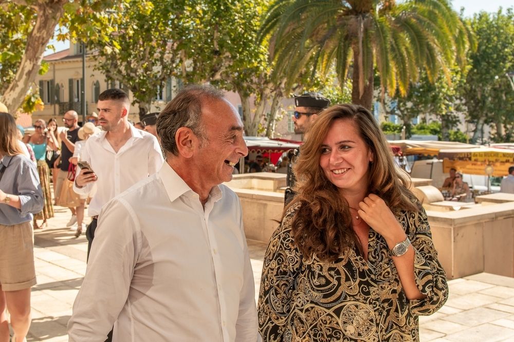 JusteMilieu3's tweet photo. 🤝 Sarah Knafo - Xavier Niel : une amitié dont il ne faut pas parler ?

📌 D'après Marianne, Knafo aurait demandé à Charles Alloncle, rapporteur de la commission d'enquête sur l'audiovisuel public, de ne pas "attaquer" Xavier Niel — avant même que les convocations soient envoyées.

📌 En échange ? Le Nouvel Obs de Niel a publié environ 30 articles sur elle à l'approche des Municipales. Contre une dizaine pour Rachida Dati.

"Je me demande qui essaie de vous enfermer."
C'est ce qu'elle a répondu à Marianne. La question méritait pourtant d'être posée.

L'article complet en premier commentaire 👇