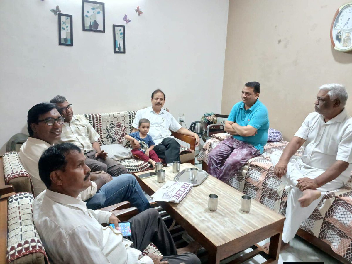 KumarSudeshArya's tweet photo. संत शिरोमणि गुरु रविदास महाराज जी के तुगलकाबाद धाम दिल्ली में दर्शन करने पहुँचे, प्रदेश प्रभारी श्री Sudesh Kumar Arya , दिल्ली प्रदेश अध्यक्ष श्री Rajesh Tanwar Bsp जी, दिल्ली प्रदेश महासचिव श्री उतिलराम आज़ाद जी व संघर्ष शील जिला अध्यक्ष एड. गुरु दयाल गौतम जी एवं जिला महासचिव श्री रवि कुशल जी.

साथियों यह वही मन्दिर जिसे पिछली आम आदमी पार्टी सरकार और बीजेपी के आपसी सहमति से सुप्रीम कोर्ट की आड में ध्वस्त कर दिया था जिस पर आंदोलन कर बीएसपी के लोगो ने दिल्ली में सरकार को झुकाया था जिसकी बदौलत कुछ ज़मीं संत शिरोमणि गुरु रविदास जी के मंदिर परिषर के लिए दी गई है लेकिन शासन प्रशासन ने अभी तक कोई भी सुध नहीं ली इसके निर्माण के लिए... दुर्भाग्य है की हमारे वास्तविक महापुरुषों संतों को सम्मान देने में सरकारें, और समाज नाकाम रहा है. 
तुगलकाबाद गांव के मिशनरी साथी व रविदास जी के भक्त श्री रिषीपाल प्रेमी जी से मंदिर व्यवस्था पर लम्बी चर्चा हुई. 
गुरु रविदास जी का पवित्र स्थान को वर्तमान सरकार ध्यान दें. @Mayawati @AnandAkash_BSP  @ramjigautambsp