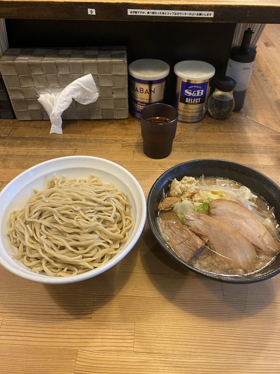 prius9151's tweet photo. 何やら豚つけ麺が400gでも追加料金なしで食べれると聞きつけ来訪。

あまり来たことがない店なんですけど、ニンニクと生姜がデフォで赤身と脂身の割合も絶妙な豚で満足すぎました😄

#麺屋奏 https://t.co/ba5SVyP8K1