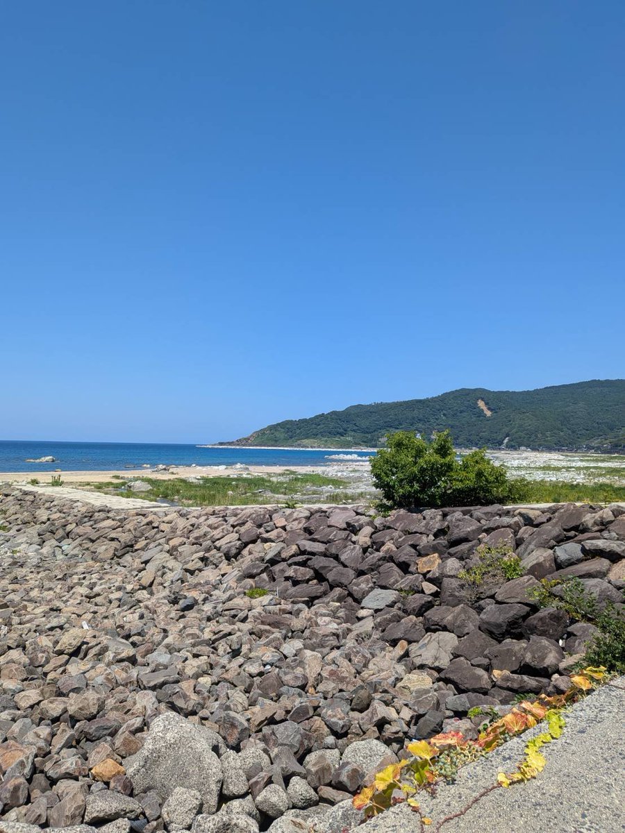 yasu1975power's tweet photo. Xジャックの妻です。
本日は、ようやく旧門前町の外浦側からです。
七浦地区は、湾曲地形で隆起した部分が大変分かりやすい地点です。
寄り道パーキングの小さな直売所では、隆起海岸キーホルダーとアクリルたわしストラップを購入。
確かに、能登半島の成り立ちは、ジオパーク化できるかも。
#のと活 https://t.co/5q6GnOw4EA