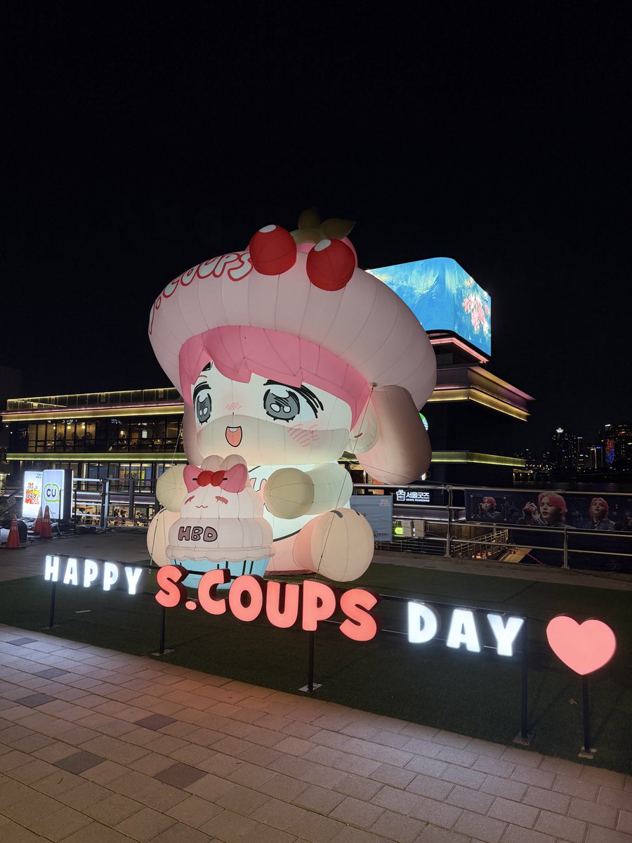 SCoupsBar_CN's tweet photo. 𝐑𝐎𝐒𝐀𝐑𝐈𝐔𝐌——𝟏𝟗𝟗𝟓𝟎𝟖𝟎𝟖
𝟐𝟎𝟐𝟔 𝐒.𝐂𝐎𝐔𝐏𝐒 𝐃𝐀𝐘 𝐏𝐑𝐎𝐉𝐄𝐂𝐓
𝐏𝐀𝐑𝐓𝟏𝟴—여의도 한강공원 에어 인형+요트 스크린+가로 응원｜사진&비디오

밤의 작은 새빨간 토끼도 유난히 귀여워요🐰🍒
*기우의 조명은 밤 10시에 꺼집니다

Special thanks to @Stunning_COUPS & @limemohitto

 #에스쿱스 #승철
#SCOUPS #エスクプス