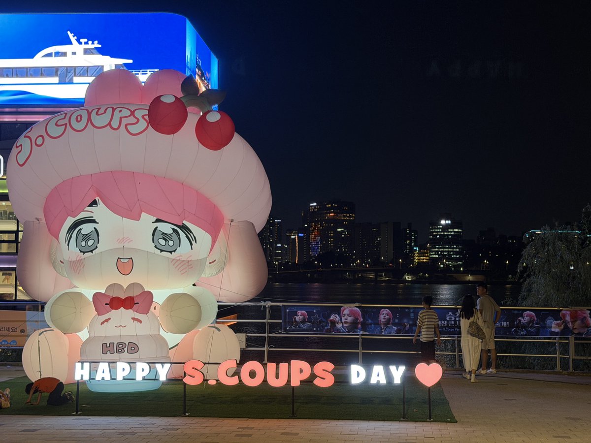 SCoupsBar_CN's tweet photo. 𝐑𝐎𝐒𝐀𝐑𝐈𝐔𝐌——𝟏𝟗𝟗𝟓𝟎𝟖𝟎𝟖
𝟐𝟎𝟐𝟔 𝐒.𝐂𝐎𝐔𝐏𝐒 𝐃𝐀𝐘 𝐏𝐑𝐎𝐉𝐄𝐂𝐓
𝐏𝐀𝐑𝐓𝟏𝟴—여의도 한강공원 에어 인형+요트 스크린+가로 응원｜사진&비디오

밤의 작은 새빨간 토끼도 유난히 귀여워요🐰🍒
*기우의 조명은 밤 10시에 꺼집니다

Special thanks to @Stunning_COUPS & @limemohitto

 #에스쿱스 #승철
#SCOUPS #エスクプス