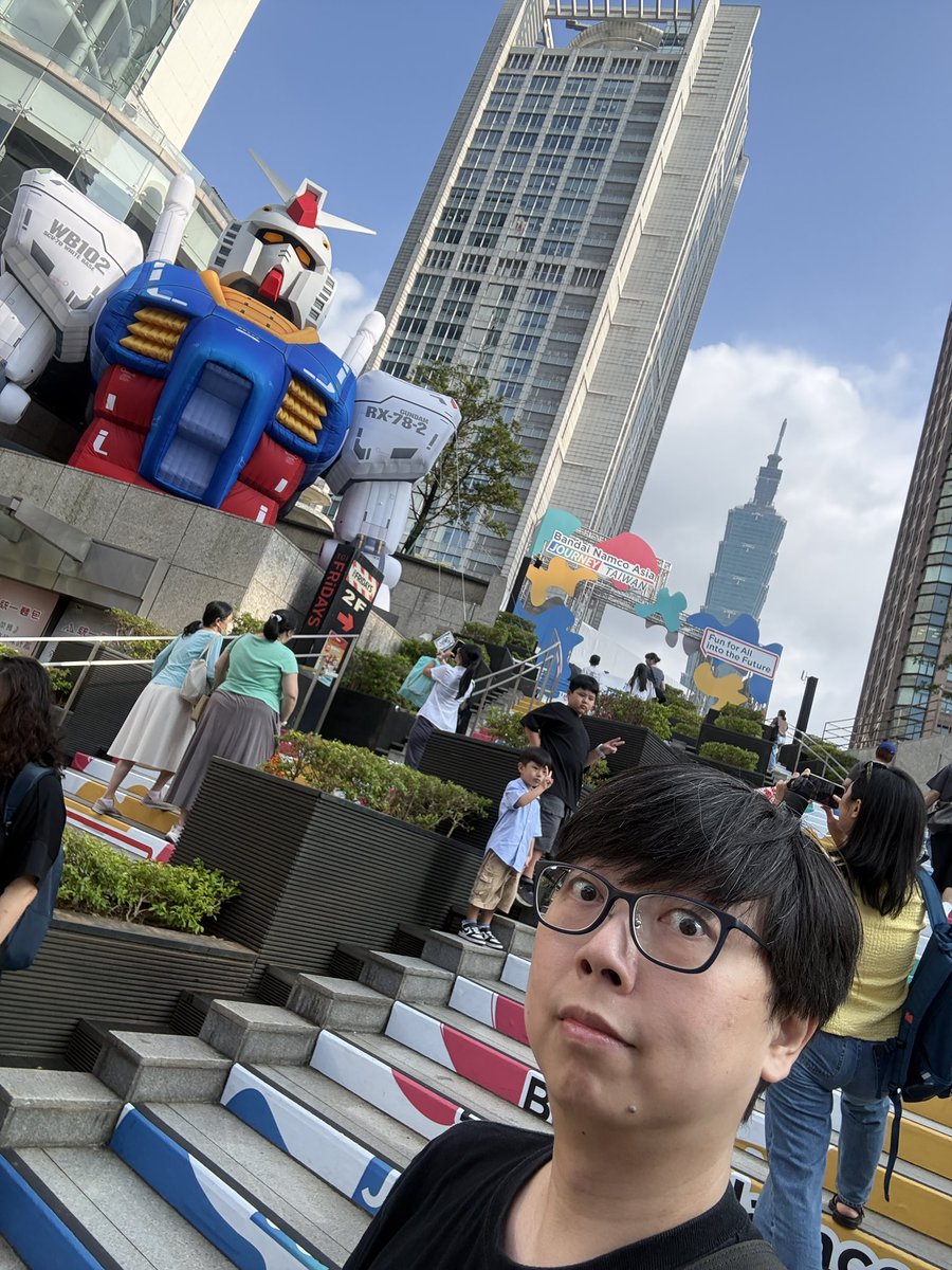pihiko's tweet photo. 去看了鋼彈，聯邦氣球真的偽裝得很好，但頭是真貨啊XD，現場完全不覺得牛鋼會融化有什麼奇怪的，熱炸XD…希望颱風不要來吹走鋼彈啊W https://t.co/eqJtqm4VCE