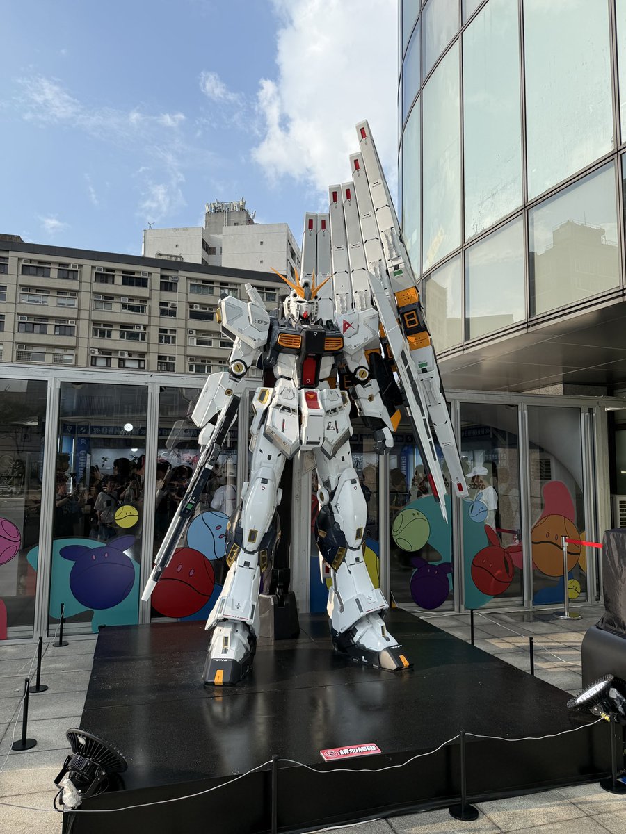 pihiko's tweet photo. 去看了鋼彈，聯邦氣球真的偽裝得很好，但頭是真貨啊XD，現場完全不覺得牛鋼會融化有什麼奇怪的，熱炸XD…希望颱風不要來吹走鋼彈啊W https://t.co/eqJtqm4VCE