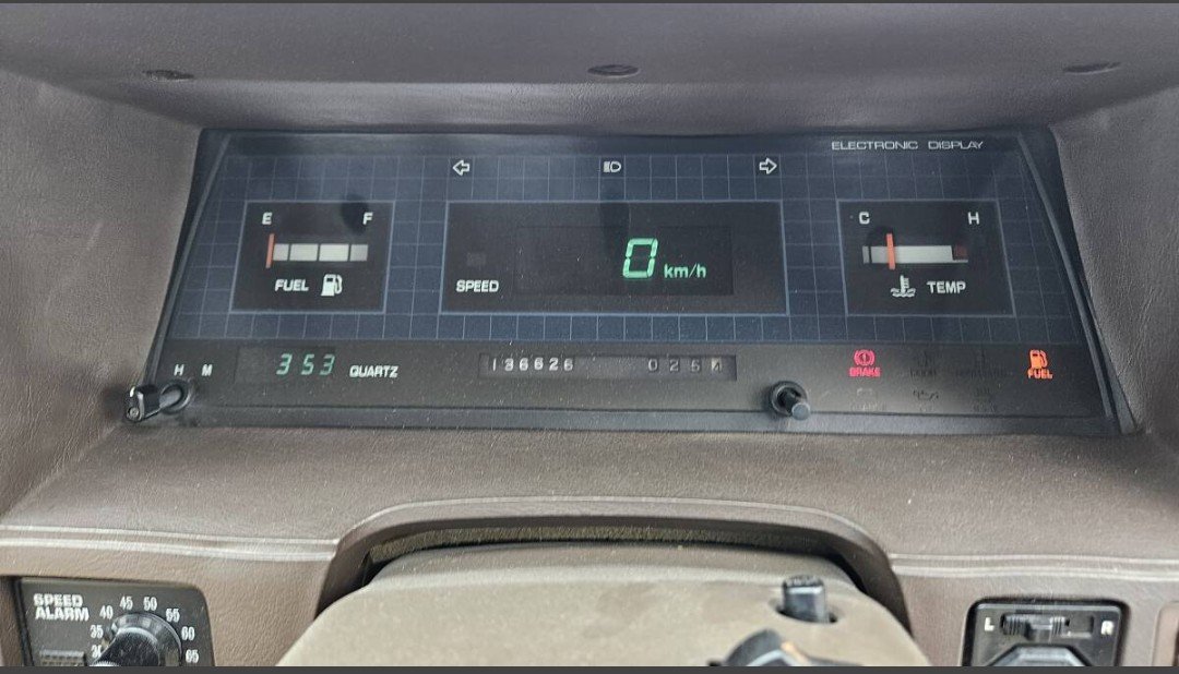 Elegant_CROWN's tweet photo. 某オクに140コロナGX-AD出品！特筆すべきはこのグレード唯一の速度計のみデジタルメーター、バックソナー（リプに詳細）が標準装備される。リアバンパーには結構デカい穴凹が…私はこの姿がちょっと苦手💦その他はGXに対しパワステ、スピードアラーム、運転席デュアルハイトアジャスターが装備される。 https://t.co/KkcfGTwueI