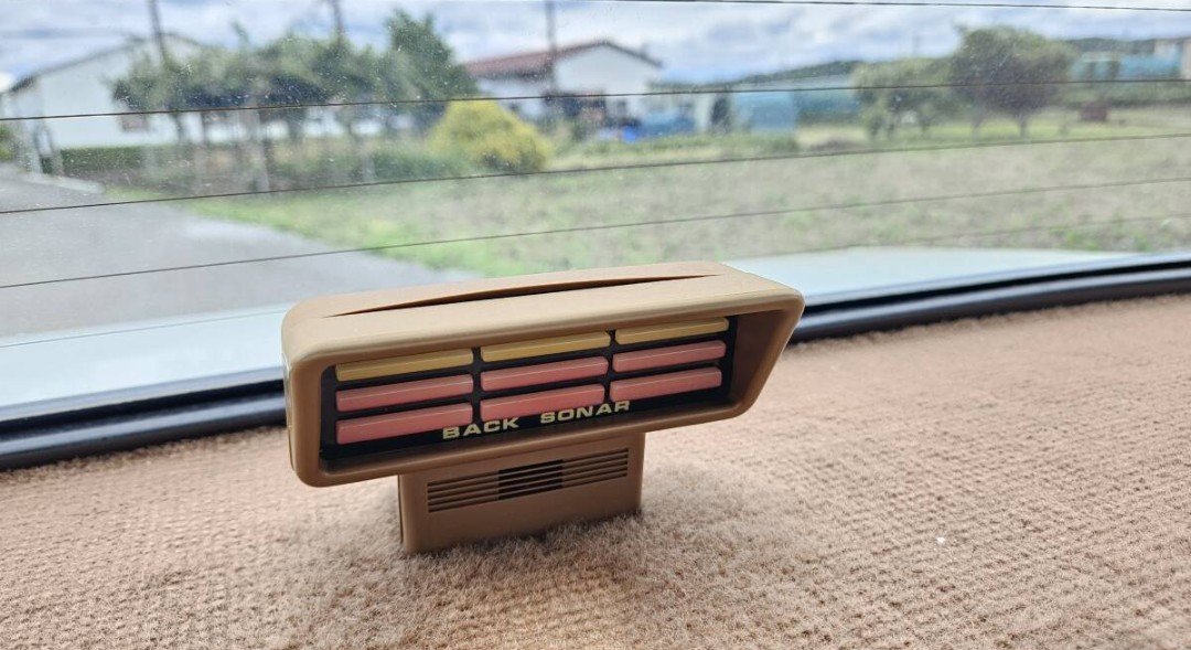 Elegant_CROWN's tweet photo. 某オクに140コロナGX-AD出品！特筆すべきはこのグレード唯一の速度計のみデジタルメーター、バックソナー（リプに詳細）が標準装備される。リアバンパーには結構デカい穴凹が…私はこの姿がちょっと苦手💦その他はGXに対しパワステ、スピードアラーム、運転席デュアルハイトアジャスターが装備される。 https://t.co/KkcfGTwueI
