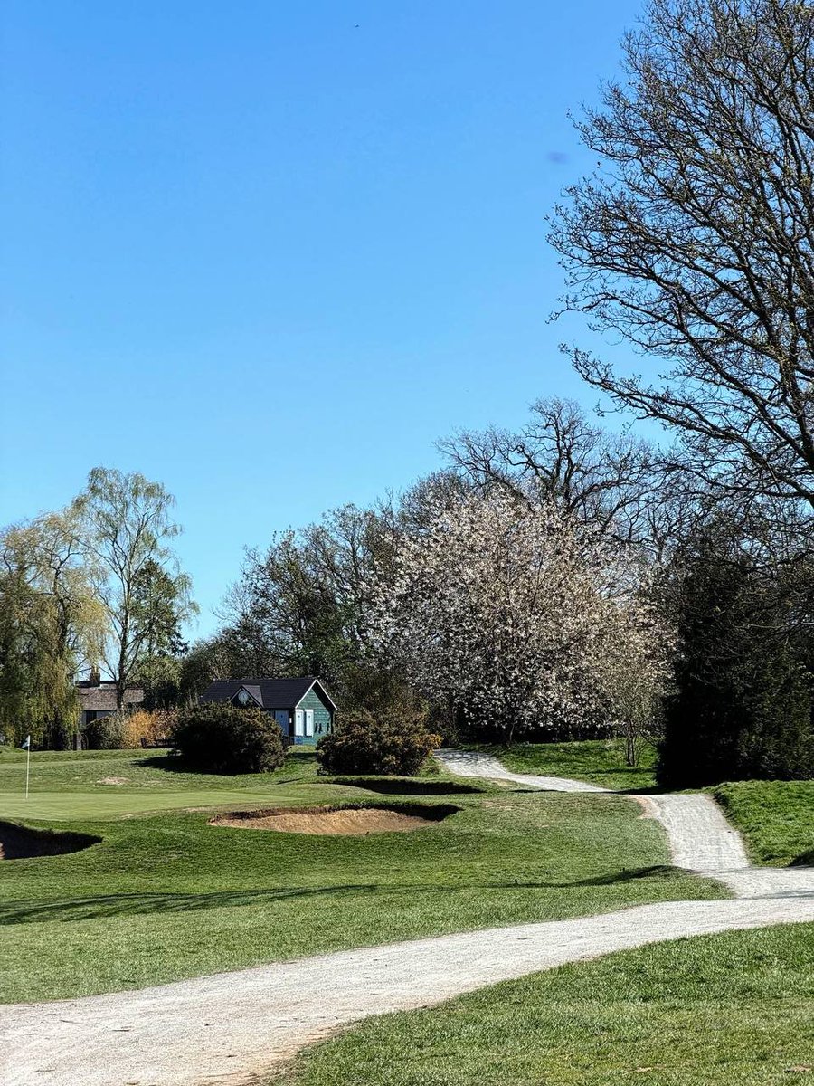 Come164785's tweet photo. Old Fold Manor Golf Club: This course only has white, yellow, and red tees. The red tee isn't very friendly; on most holes, the red tee is only 20 yards shorter than the white tee. There are two par-3 holes, three par-5 holes, one long par-4 hole, and the rest are par-4 holes. https://t.co/jrqYTgyaWX