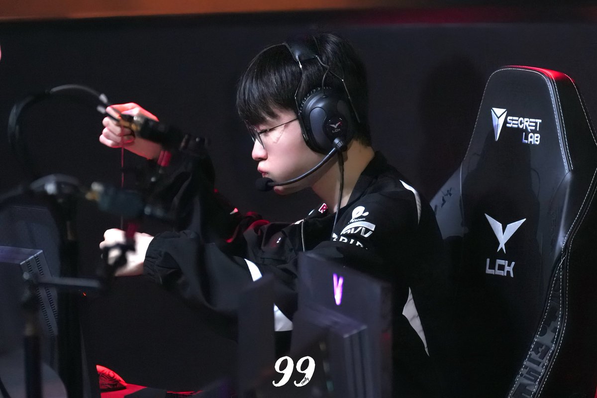 99canfly99's tweet photo. 260806 LCK DK vs T1

승리!!!!!!!

#FAKER #페이커 https://t.co/BaEfqWorgz