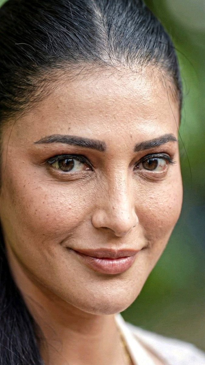StoriesBy_Idiot's tweet photo. THE GENIE ❤️‍🔥
PART -1 

Na peru chintu age 21 andari kurralla laga ne nenu kuda kaamandhudini. Actress ni choosi kottukuntu untanu. Na life ila sagutundi 
Inka amma gurinchi cheppali ante thana peru shruti choodataniki devatha la chaala andhanga untundi anduke anukunta colony lo kurrallu, uncle’s motham amma meeda mozu penchukunnaru 
Aa mozu penchukunna vallalo nenu kuda okadni amma antha andhanga unde sariki thattukoleka thanani talchukuntu, amma bra vasana choosthu chaala sarlu kottukunna. 

ONE FINE DAY 
Nenu illu clean chestundaga edho oka object golden colour lo na shelf lo nunchi kinda padindi enta ani choosthe motham dhummu patti undh choodataniki sarigga kanipinchatledhu 
Ento chuddham ani na chetilo unna cloth tho gattiga thudsthunna. Suddenga adhi kinda padi white colour lo chaala bright ga light ravadam start ayindi nenu thattukoleka kallu mooskunna kasepu ayyaka 
Kallu terichi choosa. Na mundhu vollantha nagalatho oka aakaram kanipinchindi aame choodataniki chaala andhanga undhi