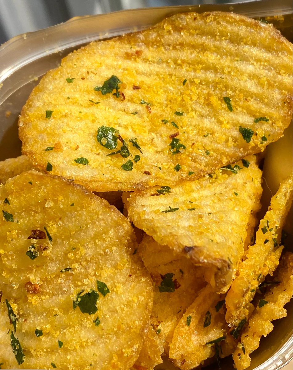 HeloiseHeasv1e's tweet photo. Just pulled out a bag of my go-to salted egg yolk potato chips and realized — good snacks are meant to be shared! Who’s grabbing a handful with me ， https://t.co/VhRTOGkrmF