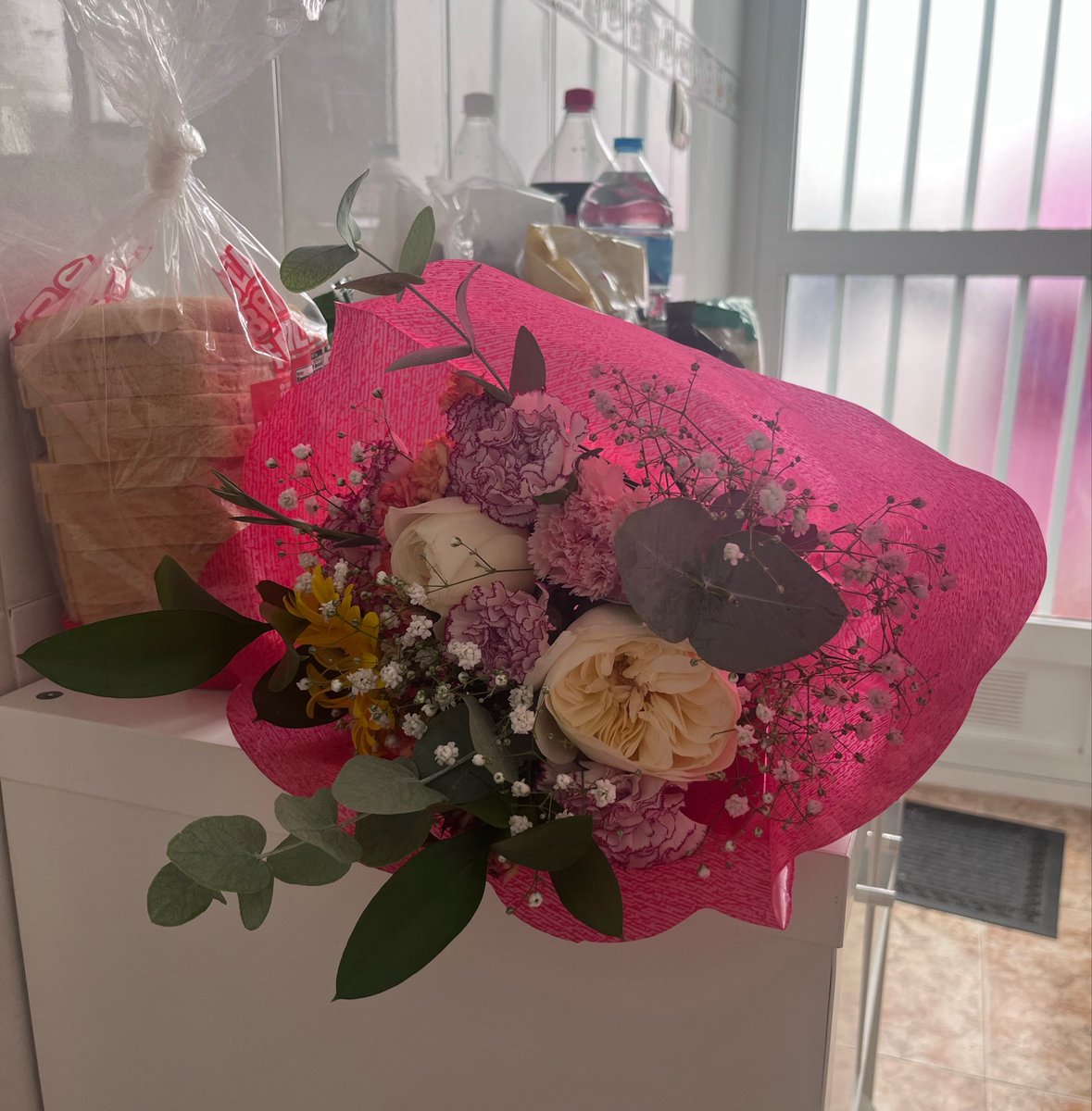 beccatio's tweet photo. estar mala y que te regalen flores ;( https://t.co/TW63x2L19J