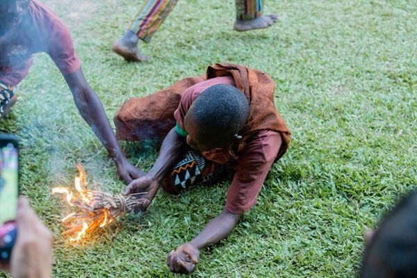 TourOperatorsAc's tweet photo. No matches. No lighters. Just centuries of indigenous knowledge. 🔥

Watch the Batwa people demonstrate the ancient art of creating fire using traditional methods—a powerful reminder of a culture rooted in resilience, survival, and harmony with nature.

#Batwa #VisitUganda https://t.co/EVHcPK0gVb