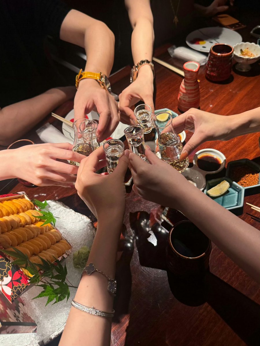 ___siu0's tweet photo. 気分が落ち込んだ時は、親友と一緒にお酒を飲んだり🍷
親友の家に泊まったり、フルーツを食べたり🍓✨
そして好きなバッグを買ったりします👜💕
そうすると、少し気持ちが元気になります☺️🌸 https://t.co/v87RPPOiGc