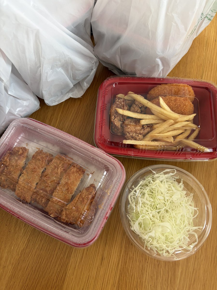 poteko0625's tweet photo. 本日のランチ
9887 松屋フーズホールディングス
まつのやでテイクアウト！
本日の株価4970円

孫が6人来て大変だったのですが、
クーポンで安くて助かりました！

株は持っていません💦

#株主優待 https://t.co/LJ0QDPsKfZ