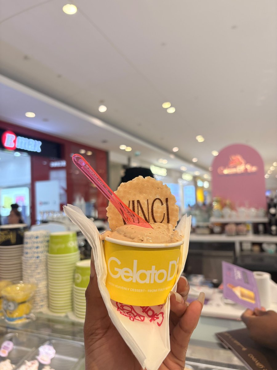 Odians1411's tweet photo. My diet and I have agreed to ignore each other today. 😂🍨 https://t.co/5yo7kMIams