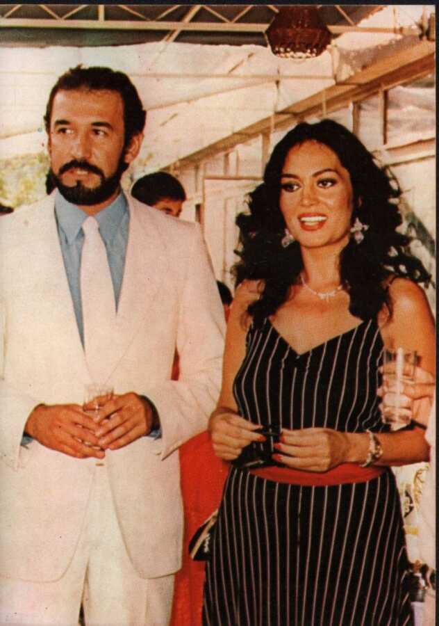 gagahaberyeni's tweet photo. Türkan Şoray'ın, eski eşi Cihan Ünal'ın fotoğrafına yaptığı yorum:

"Vayy, bu ne yakışıklılık..." https://t.co/PAcpmuN8Ag