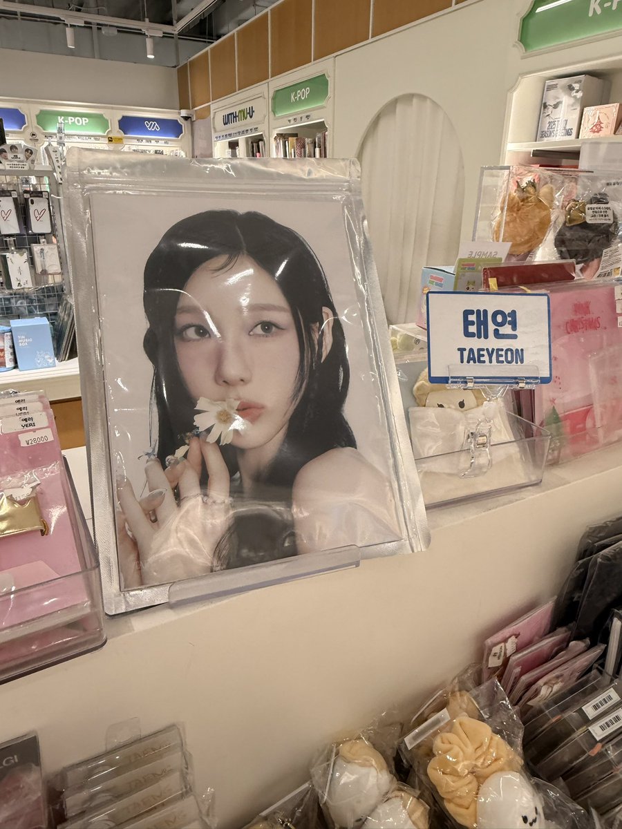 taeyeoncart's tweet photo. yearning for kim taeyeon again today 😔 https://t.co/oFJML2Ipbb