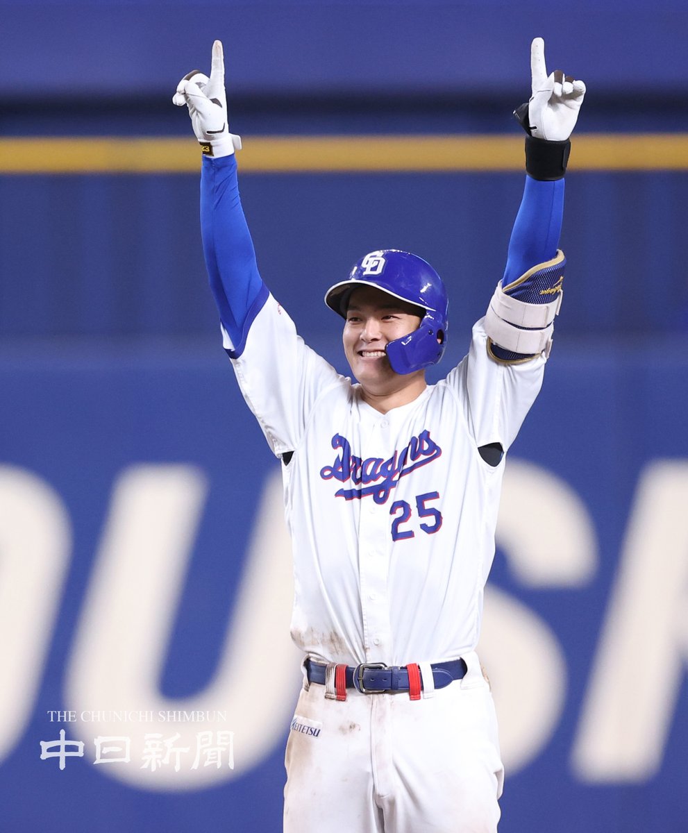 chunichiphoto's tweet photo. 【ドラゴンズ】８回裏、先制打を放ちガッツポーズする石川選手　#中日新聞 #中日スポーツ https://t.co/9Y8Txy2oW0