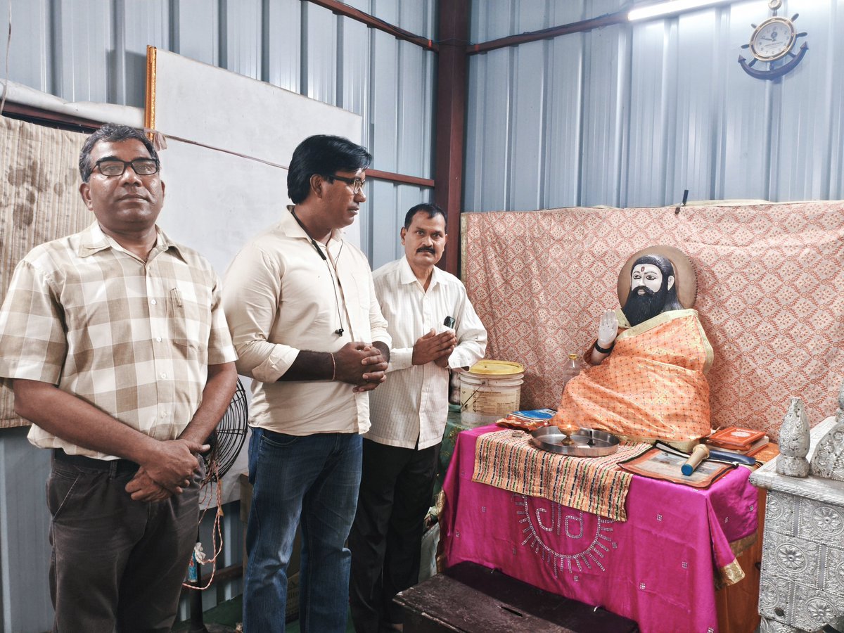 KumarSudeshArya's tweet photo. संत शिरोमणि गुरु रविदास महाराज जी के तुगलकाबाद धाम दिल्ली में दर्शन करने पहुँचे, प्रदेश प्रभारी श्री Sudesh Kumar Arya , दिल्ली प्रदेश अध्यक्ष श्री Rajesh Tanwar Bsp जी, दिल्ली प्रदेश महासचिव श्री उतिलराम आज़ाद जी व संघर्ष शील जिला अध्यक्ष एड. गुरु दयाल गौतम जी एवं जिला महासचिव श्री रवि कुशल जी.

साथियों यह वही मन्दिर जिसे पिछली आम आदमी पार्टी सरकार और बीजेपी के आपसी सहमति से सुप्रीम कोर्ट की आड में ध्वस्त कर दिया था जिस पर आंदोलन कर बीएसपी के लोगो ने दिल्ली में सरकार को झुकाया था जिसकी बदौलत कुछ ज़मीं संत शिरोमणि गुरु रविदास जी के मंदिर परिषर के लिए दी गई है लेकिन शासन प्रशासन ने अभी तक कोई भी सुध नहीं ली इसके निर्माण के लिए... दुर्भाग्य है की हमारे वास्तविक महापुरुषों संतों को सम्मान देने में सरकारें, और समाज नाकाम रहा है. 
तुगलकाबाद गांव के मिशनरी साथी व रविदास जी के भक्त श्री रिषीपाल प्रेमी जी से मंदिर व्यवस्था पर लम्बी चर्चा हुई. 
गुरु रविदास जी का पवित्र स्थान को वर्तमान सरकार ध्यान दें. @Mayawati @AnandAkash_BSP  @ramjigautambsp