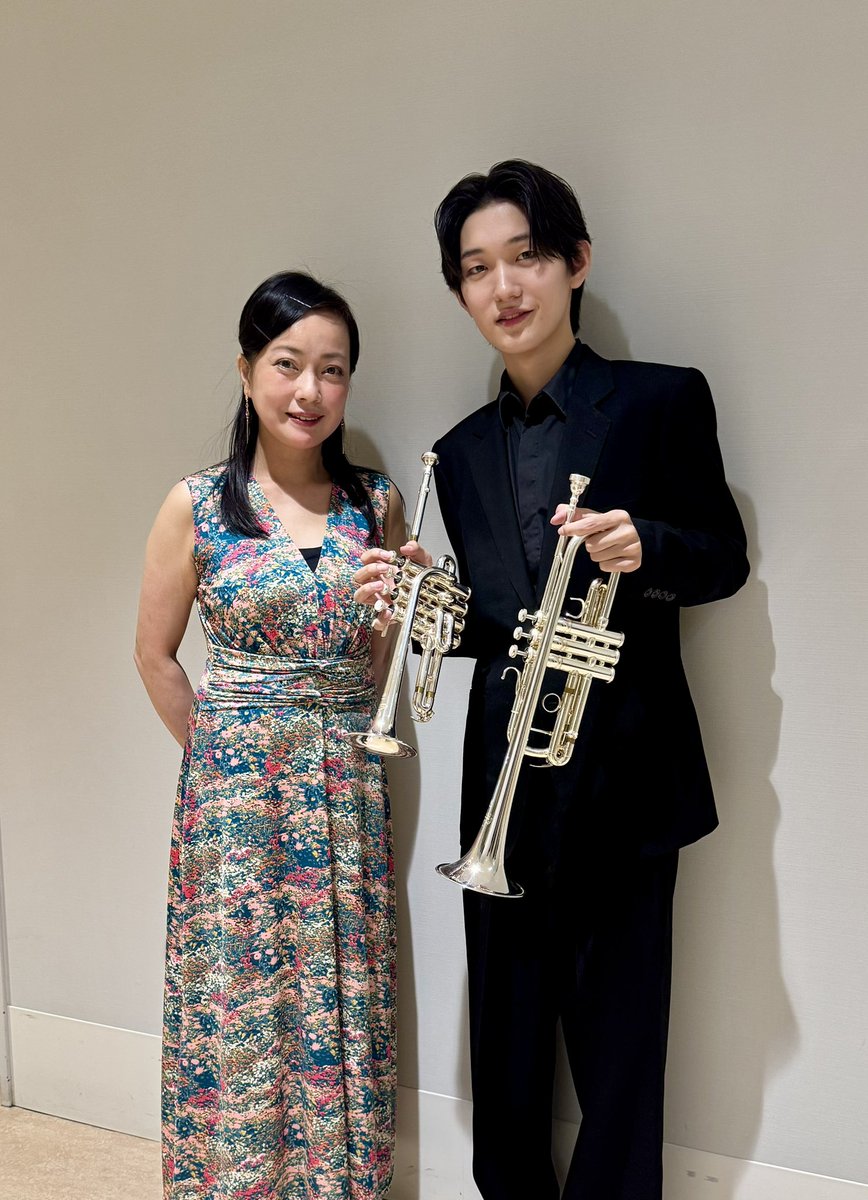 yuriemiura's tweet photo. トランペットの祭典ツアー、全7公演完走！🏃
急遽乗ることになり、全く面識のなかったジョリヴェを身体に超短期間で入れるのはスリル満点でした😂
写真は共演した西村大地さん、児玉隼人さんと、そして鍵盤楽器奏者も豪華メンバーが集結しており、曽根麻矢子さん、壷阪健登さん、児玉桃さんと！ https://t.co/M9NOAC6OiW