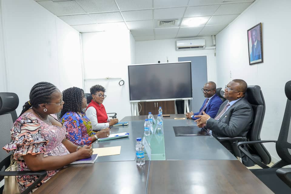 MINCOM_CI's tweet photo. Audience | Le Ministre Amadou COULIBALY a reçu le SYNASEFCI. Les échanges ont porté sur les préoccupations des secrétaires fonctionnaires et le renforcement du dialogue social. Le Ministre a réaffirmé l'attachement du Gouvernement à la concertation. #SYNASEFCI #MICOM https://t.co/RAN8Ss0dnA