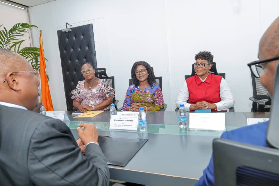 MINCOM_CI's tweet photo. Audience | Le Ministre Amadou COULIBALY a reçu le SYNASEFCI. Les échanges ont porté sur les préoccupations des secrétaires fonctionnaires et le renforcement du dialogue social. Le Ministre a réaffirmé l'attachement du Gouvernement à la concertation. #SYNASEFCI #MICOM https://t.co/RAN8Ss0dnA