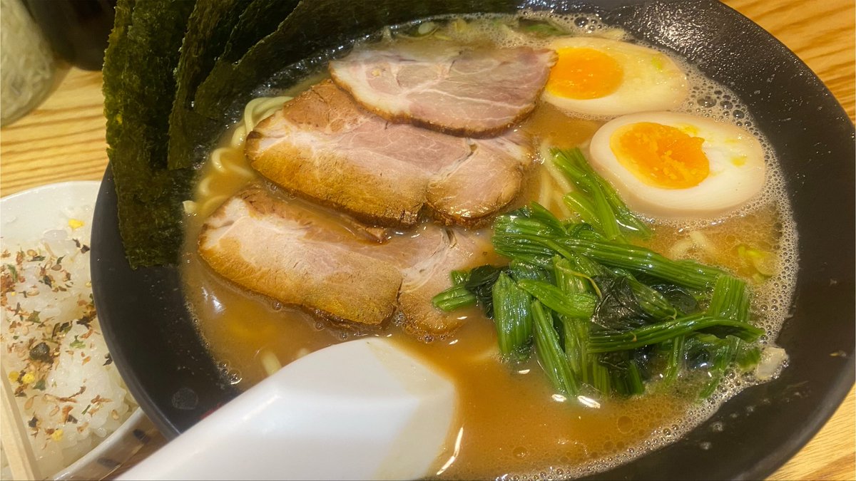 Sawgen1's tweet photo. 奏家 愛甲石田
奏ラーメン1080円

9月から値上げらしいけど
チャーシュー3枚、スモークチャーシュー(.xフォロワーサービス)
味玉、海苔増量
これで1080円ブッカー上がってる中よくこの値段で今まで耐えたなぁと関心する。

ただ、そろそろ顔覚えてＸの画面確認パスして欲しいなぁ。その方が時短になるだろうに。

本物の家系ラーメンとの違いは客の顔を忘れない事だと思う。

味の好みを覚えてくれてるという感動が多くの常連を作り行列を作っていた。

いつもありがとうございます今日はどちらにしますか？

この一言だけでいいのに。。。
承認欲求の強い人が、多いSNS時代。覚えているよアピールが効く事を知らないお店多いよなあ。