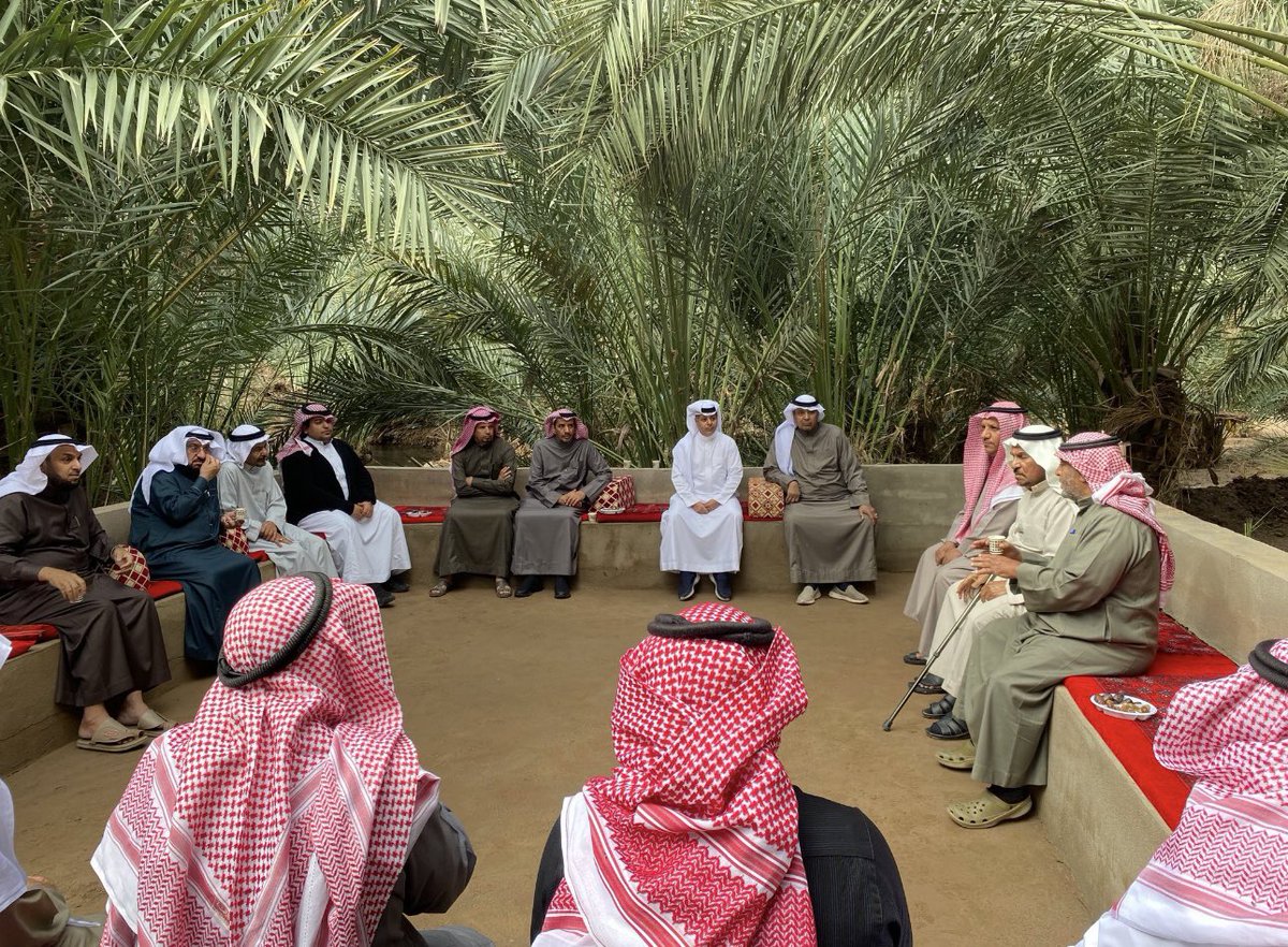 daifallhnafa's tweet photo. رحل اليوم المعلم والأديب والكاتب الأستاذ القدير : محمد صالح البليهشي .

إبن ومحب طيبة الطيبة صاحب السيرة الطيبة والمسيرة الزاخرة بعشرات الكتب ، عرفناه مثقفًا وفيًا لأصحاب الأثر من رجالات المملكة العربية السعودية ورجالات المدينة بشكل خاص كتب عنهم وخلّد ذكراهم بمقالات الوفاء .

عرفته متواضعًا مستمعًا رائعًا حكيمًا حين يتحدث متحليًا بأخلاقيات وأدبيات الحوار حين يناقش ، يحرص على اجتماع المثقفين والأدباء غيورًا  على الثقافة والأدب ، لا تكاد تغادر الحديث معه إلا بفائده .

سعدت بتلبية دعوته لمجلسه العامر ومتحفه التاريخي مع نخبة من رجال المجتمع المديني ، فكان اللقاء ثريًا والنقاش ذا بعد حقيقي ، و تشرفت به ضيفًا معي في #برنامج_بناء على #إذاعة_جدة فكان بحجم الحديث والحوار .

رحمك الله أبا قاسم وأسكنك جنة الأبرار وجميع موتى المسلمين .

و خالص العزاء للمدينة وللقبيلة ولأبنائه وذويه .

مؤلم رحيل عظماء الأثر وقادته ..