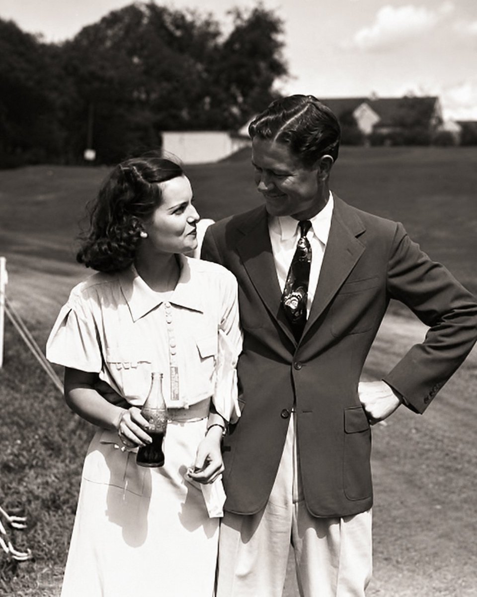wiseaboutgolfTX's tweet photo. Byron Nelson finished 2nd in a 1934 tournament at Galveston CC, paid back his fiancée's father — and used the $100 left over to buy her an engagement ring. 💍⛳ https://t.co/pfFD3YiJco
 #ByronNelson #TexasGolf #golfhistory #golf https://t.co/j9xuBeWiwu