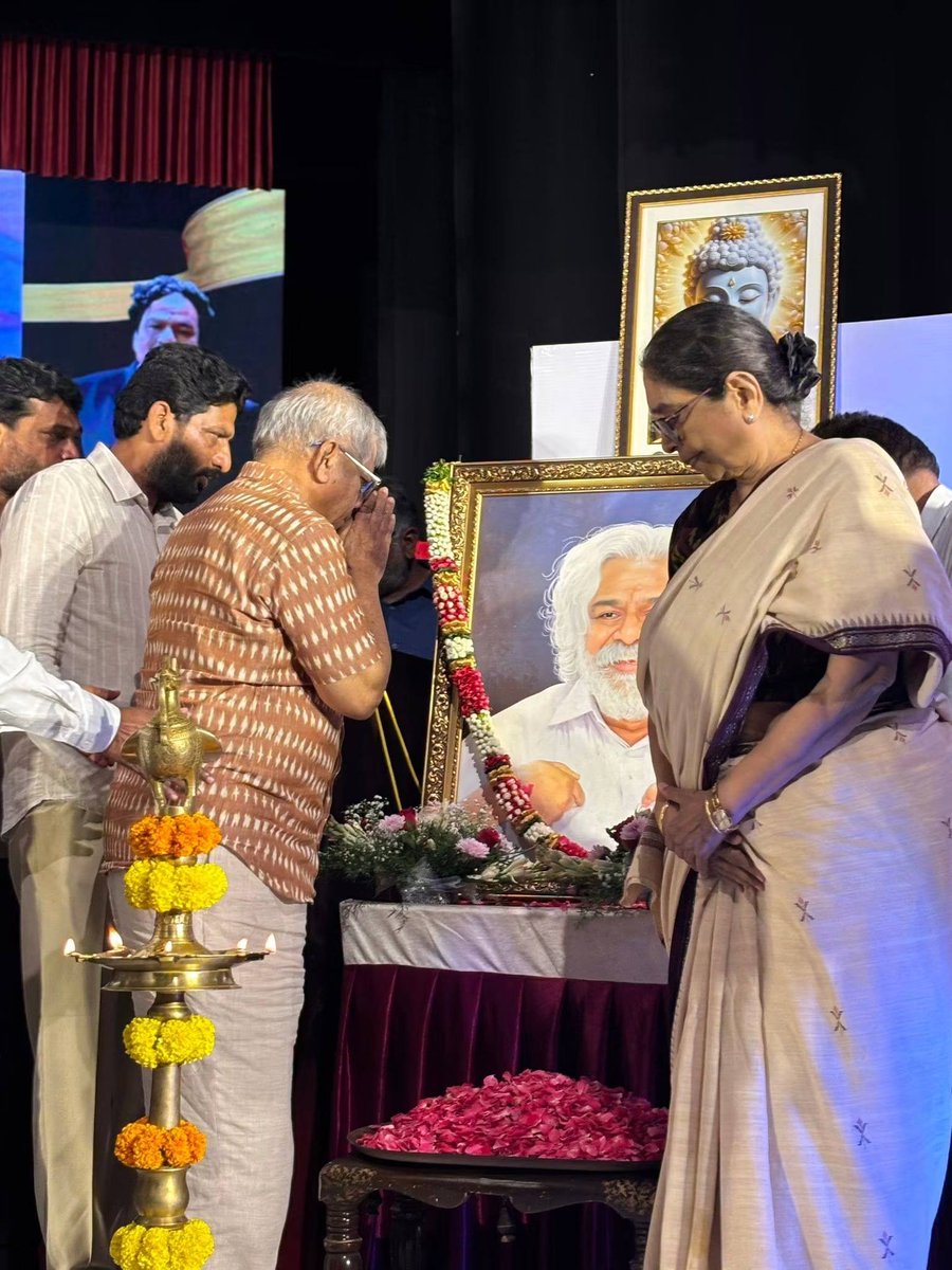 Prksh_Ambedkar's tweet photo. मशहूर विद्रोही कवि, विचारक गदर के तीसरे स्मृति दिवस के मौके पर आज हैदराबाद में गदर फाउंडेशन द्वारा आयोजित एक कार्यक्रम में हिस्सा लिया।

इस मौके पर गदर के विचारों और आज अपील की चुनौतियो पर विचार रखा। इस मौके पर बड़ी संख्या में लोग मौजूद थे।

#Gaddar https://t.co/0iLs5x4cCz