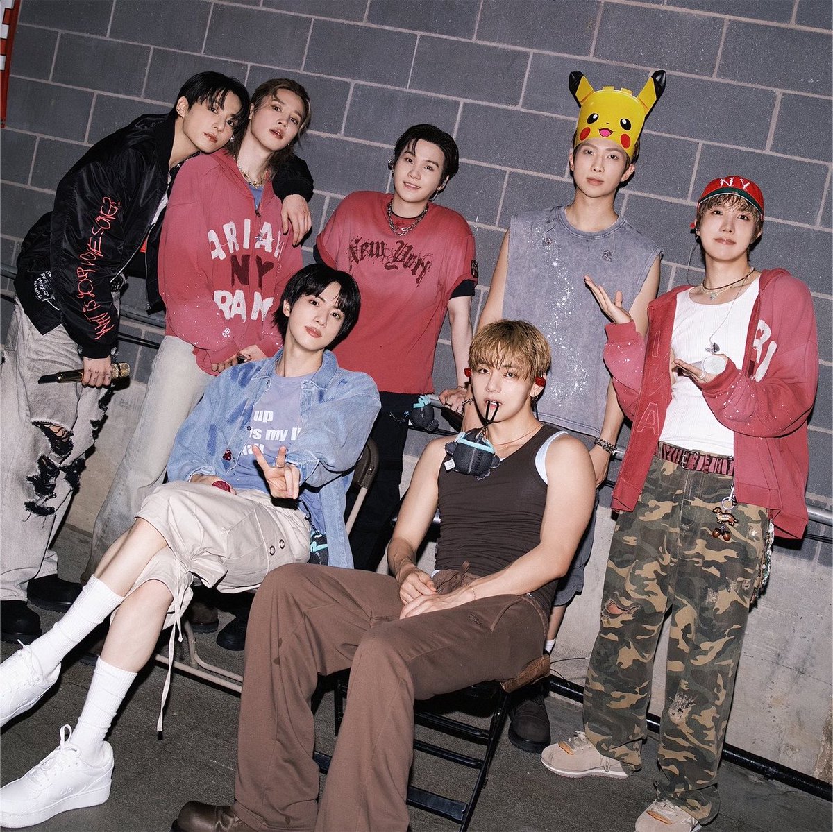 kookflowers's tweet photo. “Life Goes On alcançou 1 bilhão de reproduções! Muito obrigado pelo apoio de vocês, ARMY!” Os stories da conta oficial do BTS no Instagram agradecendo pela placa de 1B de Life Goes On no Spotify!!! https://t.co/Got3qynirD